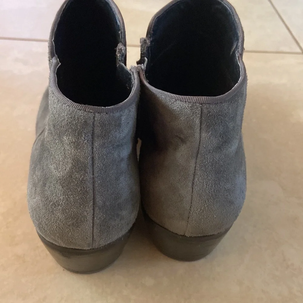 Sam Edelman Pretty Gray Sued ankle boots size 9, gently used, trendy